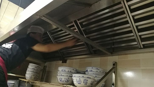 油烟净化器的进出风方向是反的怎么办？